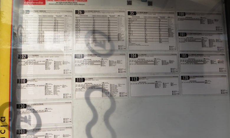 Nowe tabliczki rozkładowe na przystanku Piękna