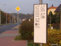 Dotychczasowe tabliczki rozkładowe (w wersji skróconej) w nowej, szarej kasecie na przystanku Zakole