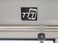 Piktogram z numerem taborowym na wysokości drugich drzwi