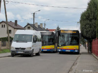 Przystanek zastępczy Biała, osiedle na ul. Zagłoby oraz oczekujący na nim autobus linii 100, a także bus komunikacji zastępczej