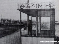 Ustawiona w 1994 r. wiata na dzisiejszym przystanku Spółdzielcza z nową i uszkodzoną już zabudową wykonaną w 1995 r.