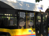 Kamilek i Kamilka na szybach autobusów