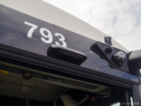 Kamery umieszczone na specjalnej podstawie nad pierwszymi drzwiami (jedna z nich wchodzi w skład systemu monitorowania martwego pola)