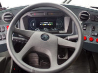 Pulpit kierowcy wyposażony w duży wyświetlacz z cyfrowymi zegarami