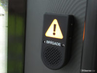 Wskaźnik systemu monitorującego martwe pola umieszczony na przednim słupku