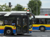 Autobus udekorowany flagami