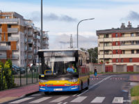 Autobus linii nr 18 jadący ul. Chrostowskiej