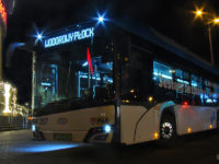 Testowy Solaris Urbino 12 hydrogen podczas prezentacji pod galerią Mazovia
