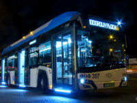 Testowy Solaris Urbino 12 hydrogen podczas prezentacji pod galerią Mazovia