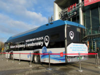 Testowy Solaris Urbino 12 hydrogen podczas prezentacji pod galerią Mazovia