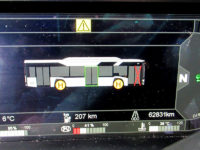 Na dużym wyświetlaczu kierowca widzi najważniejsze informacje, w tym pozostały zasięg