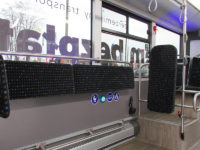 Wnętrze testowego Solarisa Urbino 12 hydrogen. Przestrzeń dla wózków wyposażona w oparcia dla stojących pasażerów