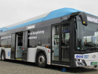 Testowy Solaris Urbino 12 hydrogen podczas prezentacji pod galerią Mazovia