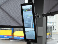 Monitor wyświetlający widok z lewego lusterka