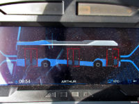 Duży wyświetlacz znajdujący się na środku pulpitu