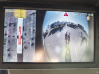 Wykryty ruch z przodu pojazdu sygnalizowany ostrzeżeniem na monitorze oraz sygnałem dźwiękowym