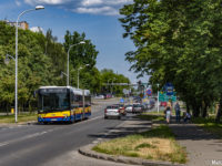 Autobus linii 140 na ul. Otolińskiej