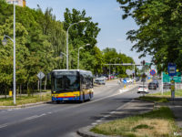 Autobus linii 20 na ul. Otolińskiej