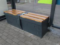 Ławka z modułem indukcyjnego ładowania telefonu