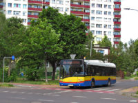 Autobus linii 14 wyjeżdżający z ul. Obrońców Płocka w ul. Mickiewicza