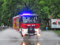 Straż pożarna na zalanej ul. Kolegialnej