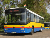 Autobusy stacjonujące na placu przy dworcu