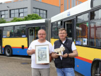 Przedstawiciele KM z pamiątkowymi nagrodami dla wyróżnionego Jelcza