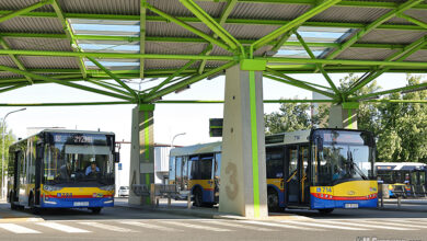 stacjonujące autobusy na płycie dworca w Płocku