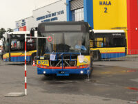 Zbieranie kółek ringo z wiadrami pełnymi wody...