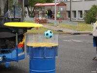 Slalom Karsanem, a następnie trafienie piłką do beczki