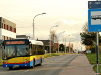 Autobus linii nr 20 na ul. Granicznej zbliża się do przystanku Zagajnik