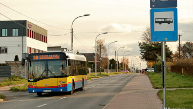 Autobus linii nr 20 na ul. Granicznej zbliża się do przystanku Zagajnik