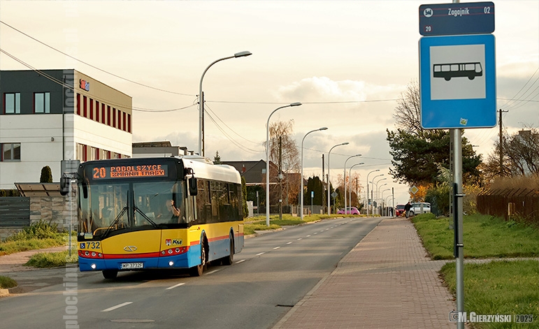 Autobus linii nr 20 na ul. Granicznej zbliża się do przystanku Zagajnik
