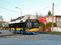 Autobus linii nr 20 na skrzyżowaniu ul. Granicznej i Pasternakiewicza
