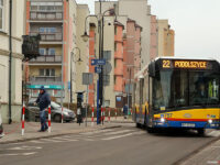 Autobus linii 22 skręcający z ul. Bielskiej w Ostatnią