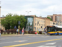 Autobus linii 19 podjeżdża pod przystanek zastępczy w Al. Jachowicza