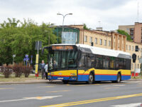 Autobus linii 22 w kierunku Winiar na przystanku zastępczym Jachowicza 08. Z tego przystanku odjeżdżały też autobusy linii 22 w kierunku Podolszyc.