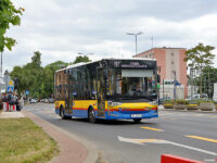 Autobus linii 111 na południowej jezdni Al. Jachowicza