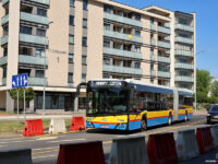 Autobus linii 3 przejeżdża na południową jezdnię Al. Jachowicza