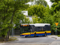Autobus linii 19 skręca z ul. Strzeleckiej w ul. 8 Pułku Artylerii Lekkiej