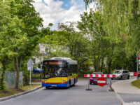 Autobus linii 4 na ul. 8 Pułku Artylerii Lekkiej