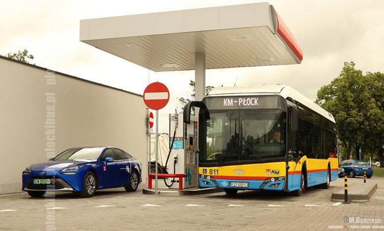Solaris #811 podczas pierwszego tankowania w Płocku na stacji paliw Orlenu przy ul. Łukasiewicza 15