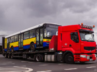 Mercedes #669 opuszcza zajezdnię jako ostatni autobus spod znaku trójramiennej gwiazdy