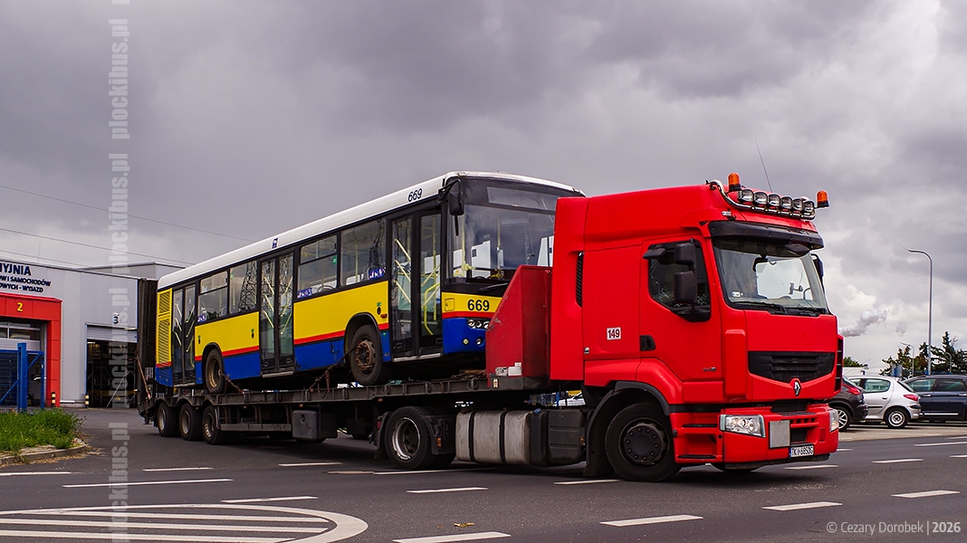 Mercedes #669 opuszcza zajezdnię jako ostatni autobus spod znaku trójramiennej gwiazdy
