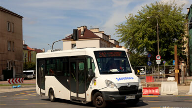 bus na linii nr 242