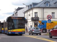 Autobus linii 19 skręca z ul. Bielskiej w ul. Królewiecką