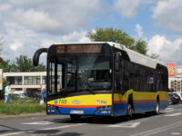Autobus linii 22 przygotowuje się do skrętu z ul. Nowy Rynek w ul. Królewiecką
