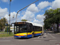 Autobus linii 19 skręca z ul. Nowy Rynek w ul. Królewiecką