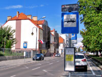 Nowa, dwustronna gablota na rozkłady jazdy na przystankach przy pl. Obrońców Warszawy